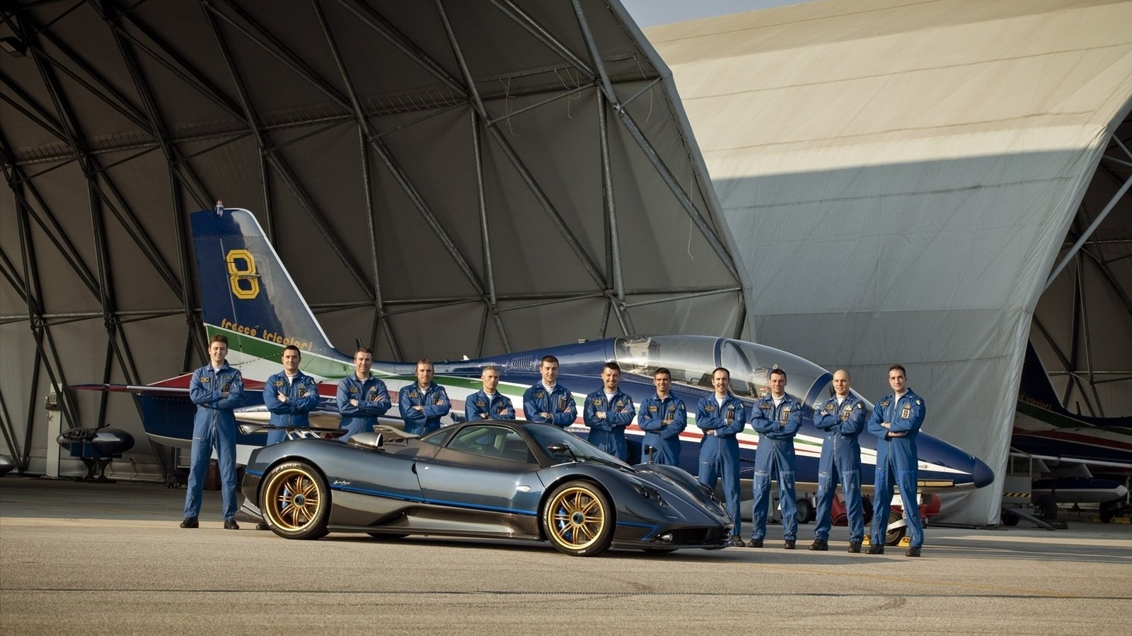 Обои самолет, ангар, пилоты, zonda, пагани, the plane, hangar, pilots, pagani разрешение 1920x1200 Загрузить