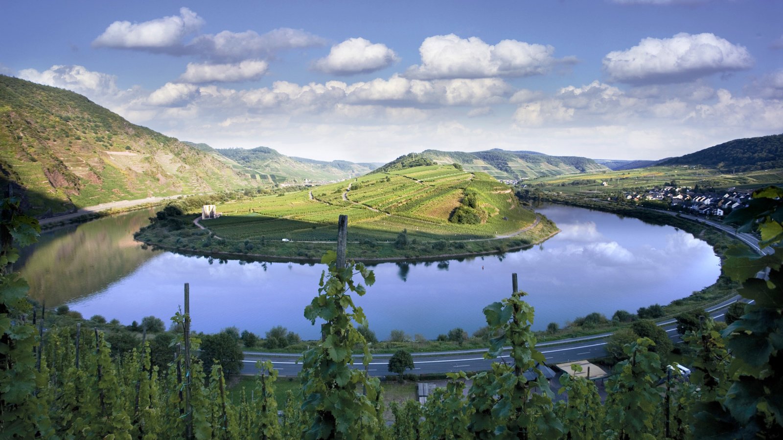 Обои небо, остров, дорога, горы, природа, зелень, лето, водоем, дома, the sky, island, road, mountains, nature, greens, summer, pond, home разрешение 1920x1200 Загрузить