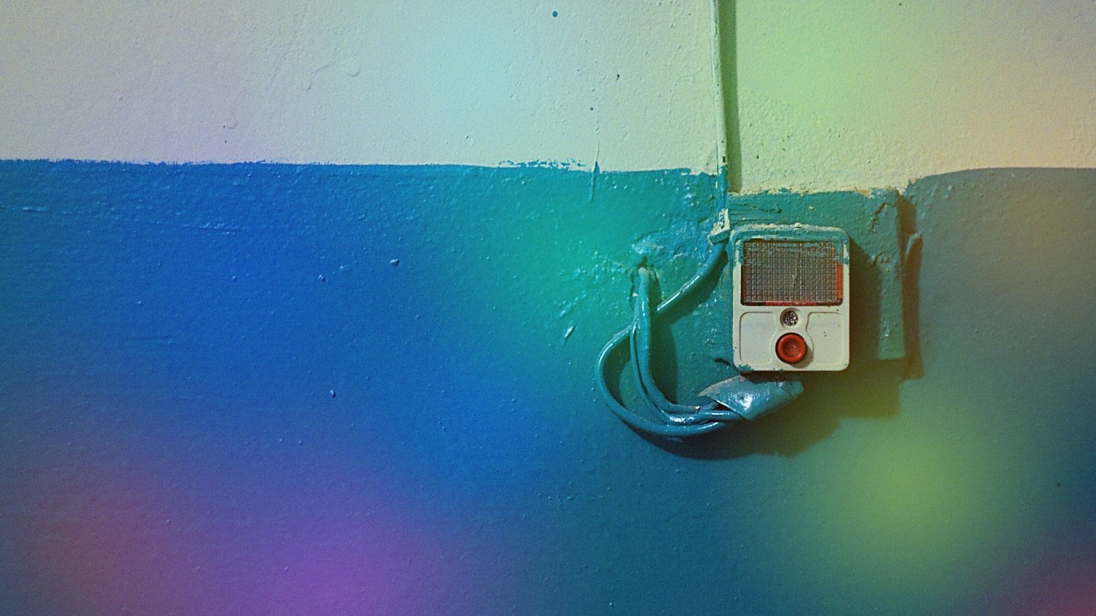 Обои цвета, стена, радуга, звонок, сигнал, color, wall, rainbow, call, signal разрешение 2560x1600 Загрузить