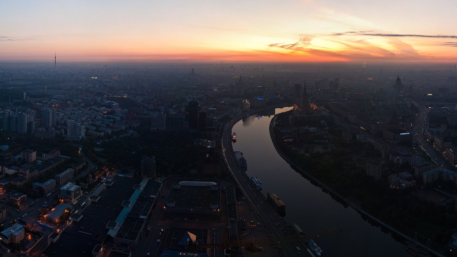 Обои небо, река, утро, москва, панорама, дома, the sky, river, morning, moscow, panorama, home разрешение 2917x1050 Загрузить