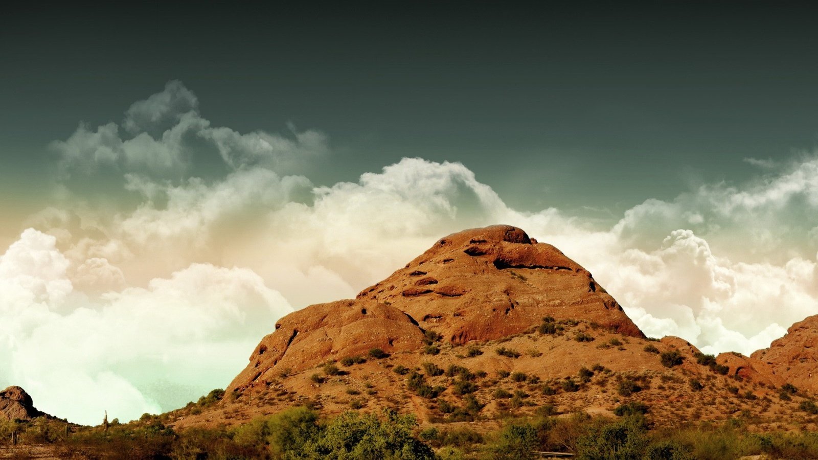 Обои небо, облака, горы, пустыня, гора, вершина, растительность, the sky, clouds, mountains, desert, mountain, top, vegetation разрешение 1920x1440 Загрузить