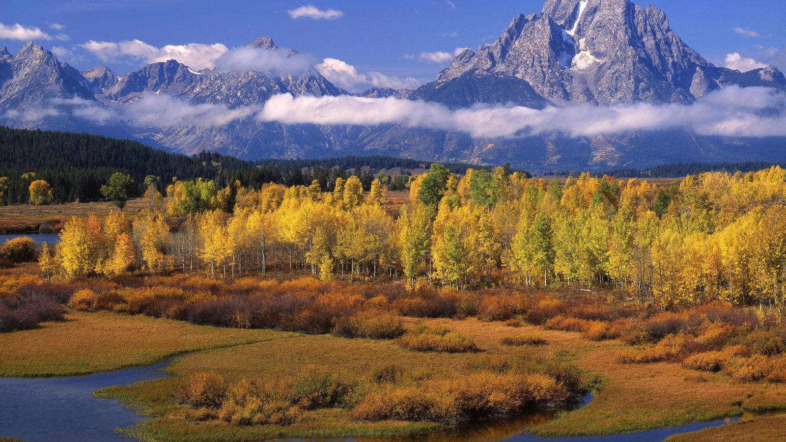 Обои облака, деревья, горы, осень, clouds, trees, mountains, autumn разрешение 2000x1333 Загрузить