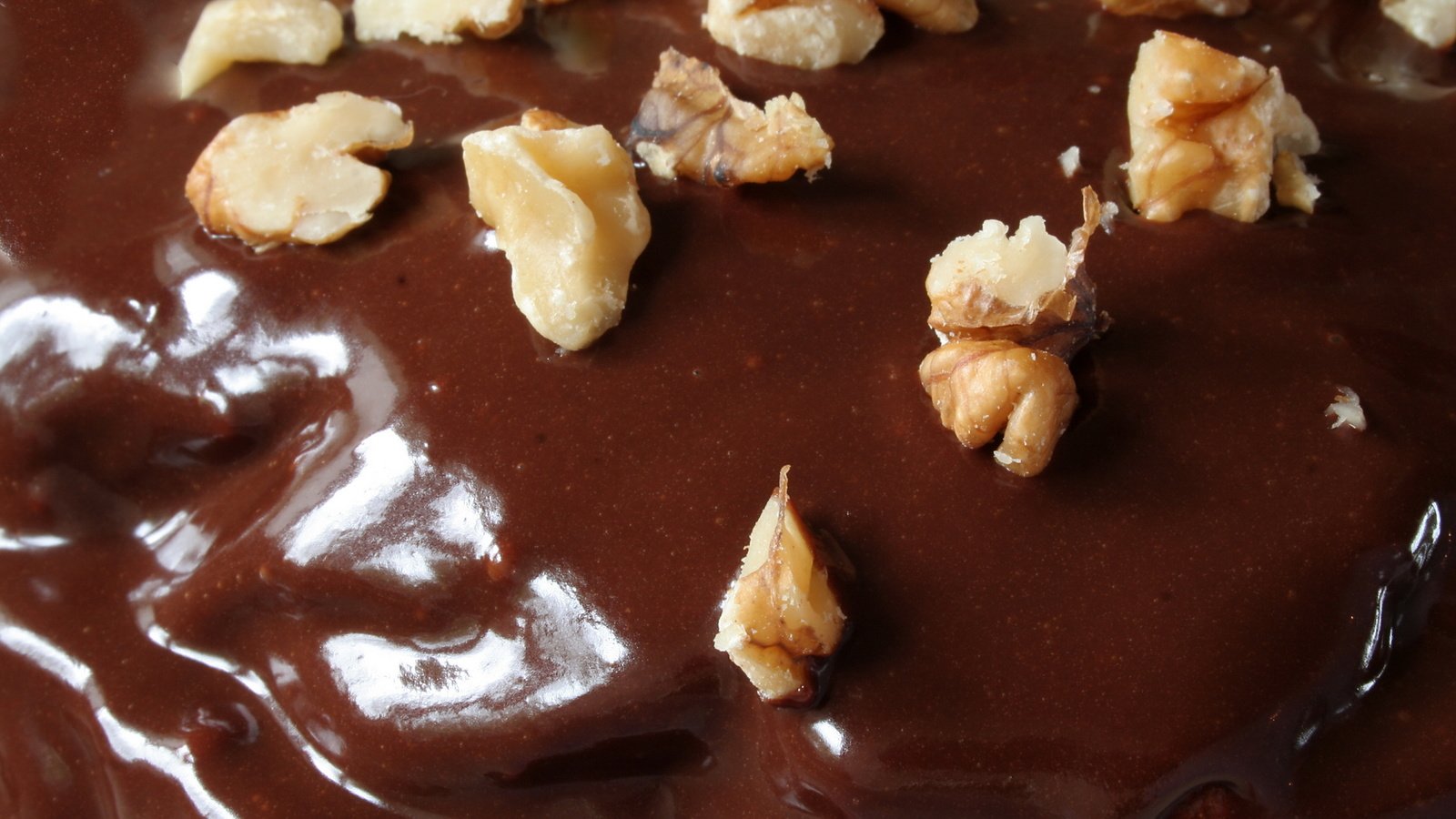 Обои орехи, шоколад, шоколадная глазурь, грецкие орехи, nuts, chocolate, chocolate glaze, walnuts разрешение 1920x1200 Загрузить