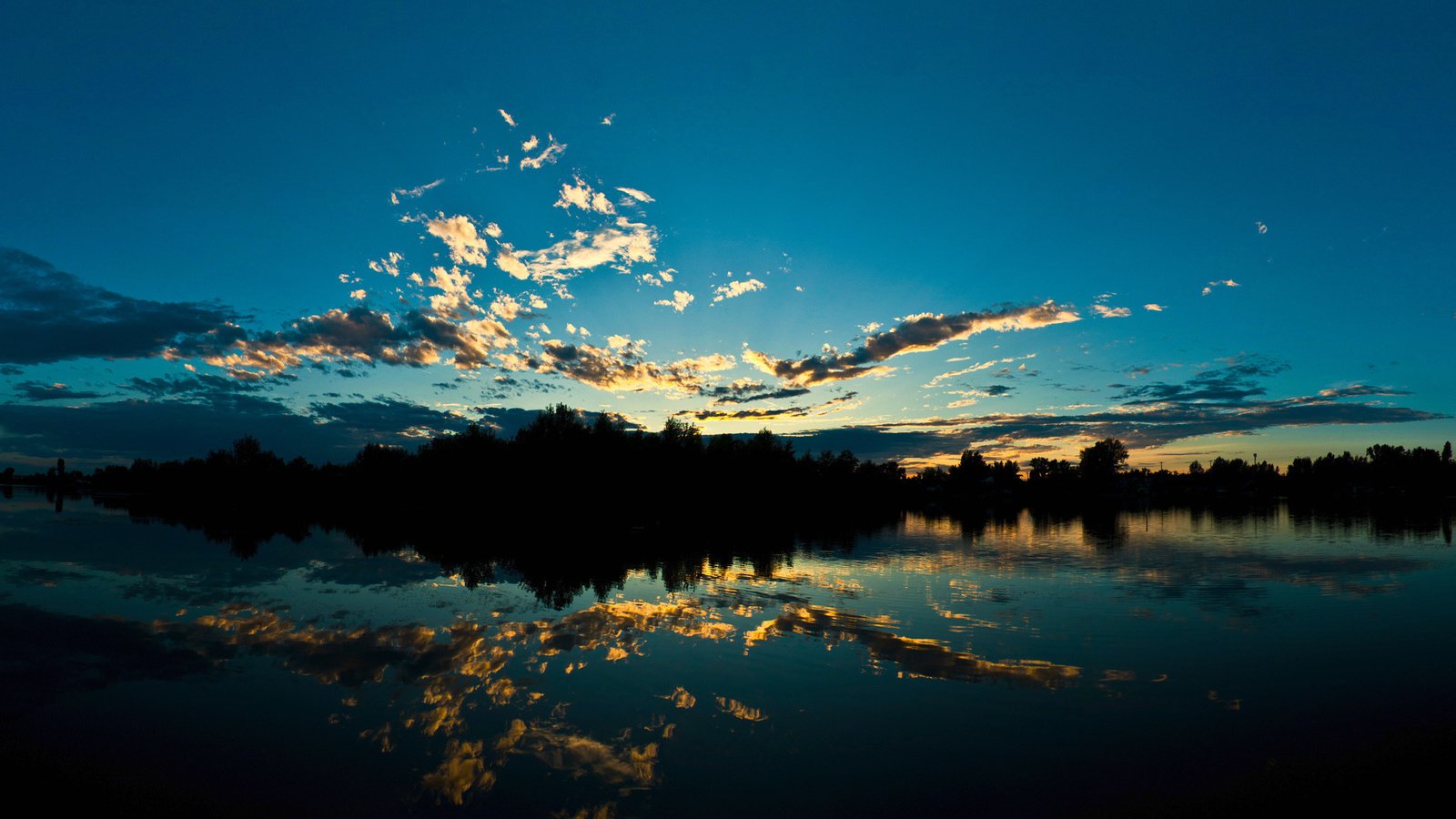 Обои облака, деревья, вода, отражение, clouds, trees, water, reflection разрешение 1920x1080 Загрузить