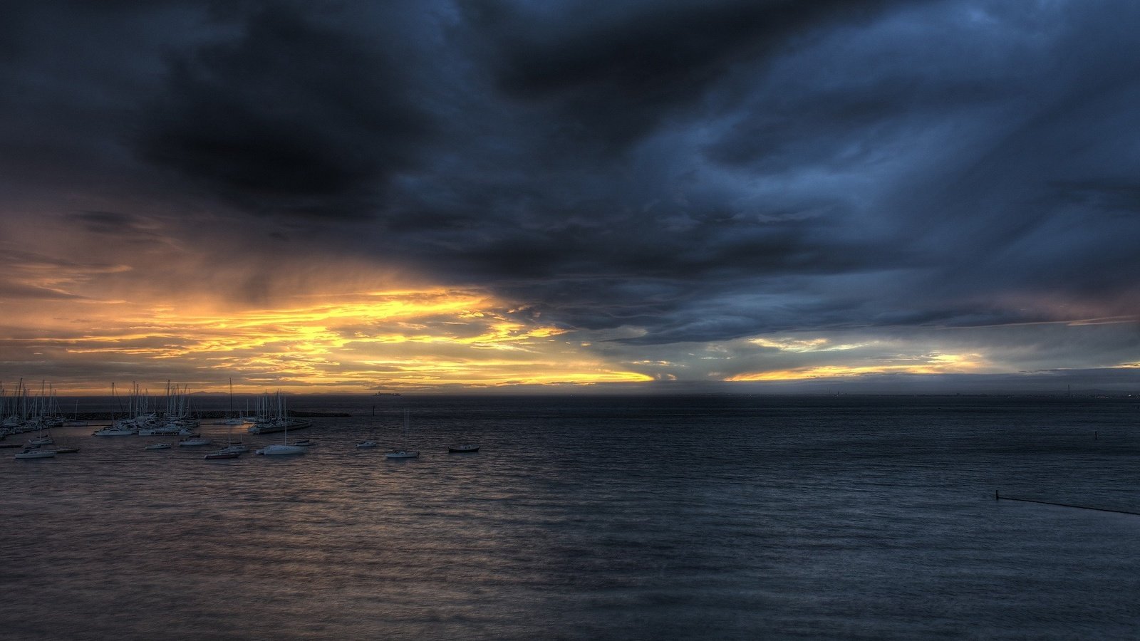 Обои облака, мрак, море, лодки, clouds, the darkness, sea, boats разрешение 1920x1200 Загрузить