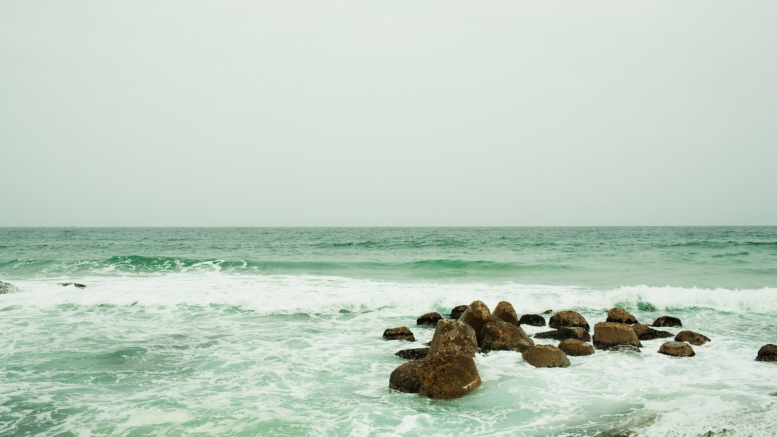 Обои небо, вода, камни, волны, море, брызги, океан, пена, the sky, water, stones, wave, sea, squirt, the ocean, foam разрешение 2560x1600 Загрузить