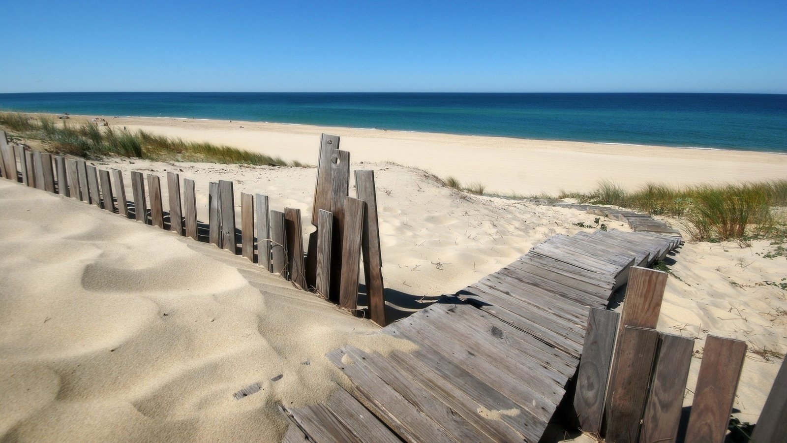 Обои пляж, деревяный забор, и синий океан, beach, wooden fence, and the blue ocean разрешение 1920x1080 Загрузить