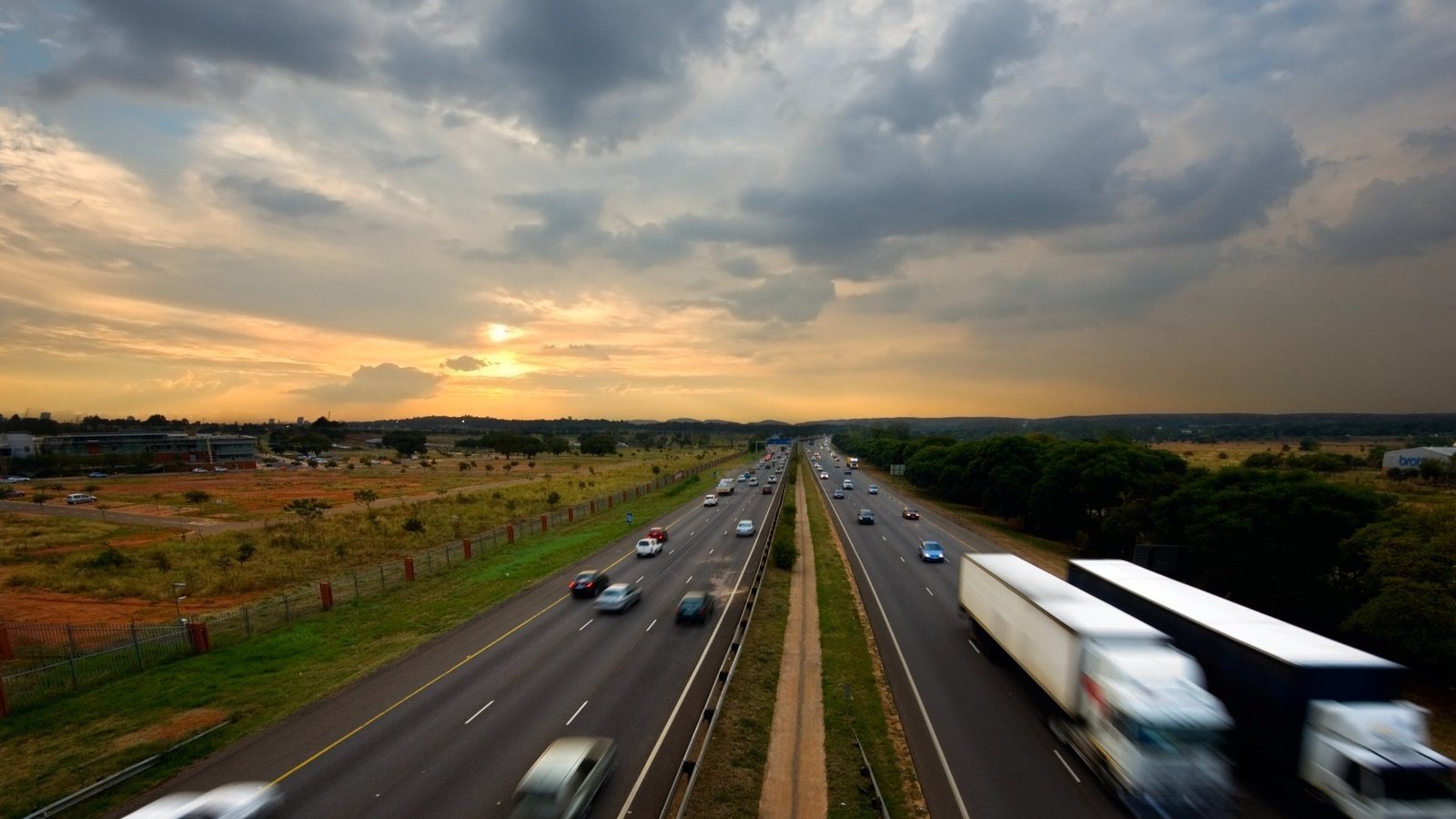 Обои дорога, облака, машины, шоссе, road, clouds, machine, highway разрешение 1920x1440 Загрузить