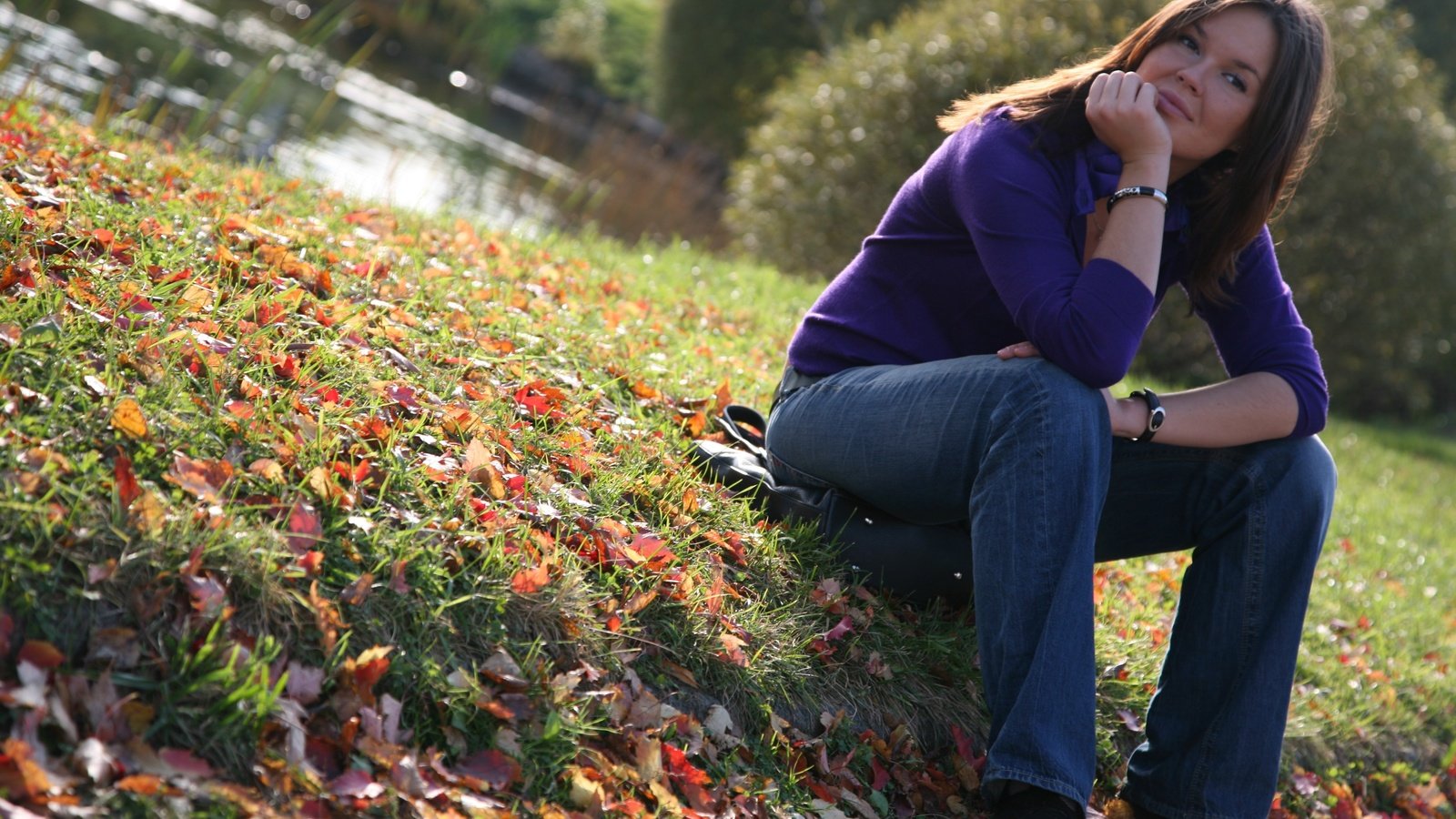 Обои листья, девушка, осень, leaves, girl, autumn разрешение 4368x2912 Загрузить