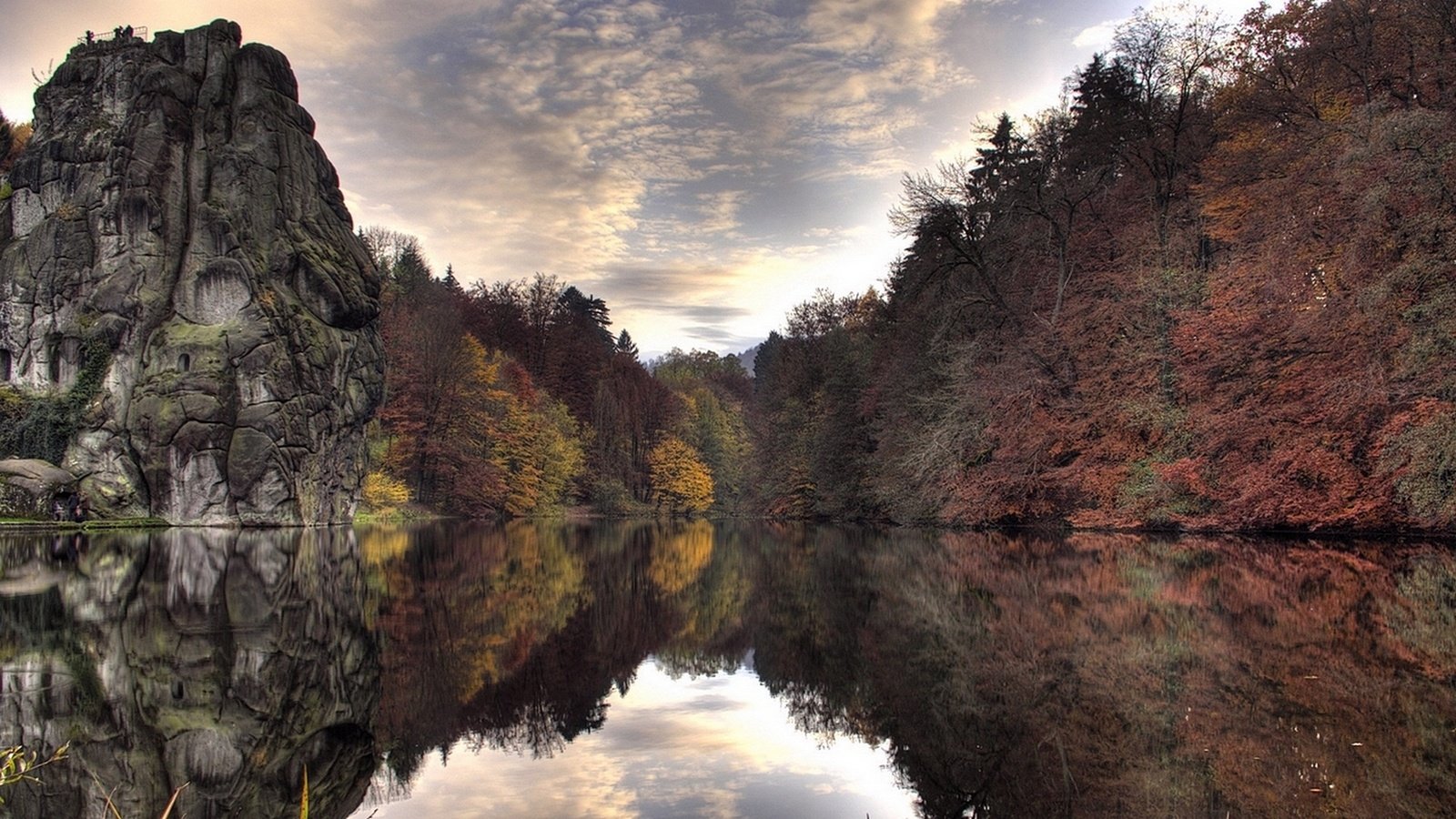 Обои небо, облака, деревья, вода, озеро, отражение, скала, осень, the sky, clouds, trees, water, lake, reflection, rock, autumn разрешение 1920x1080 Загрузить