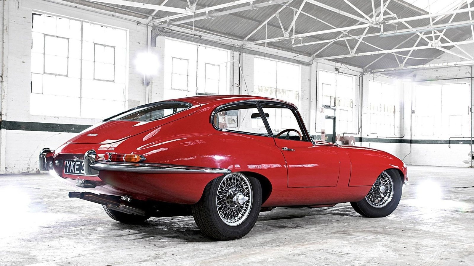 Обои ретро, красный, гараж, e-type, ягуа́р, retro, red, garage, jaguar разрешение 1920x1404 Загрузить