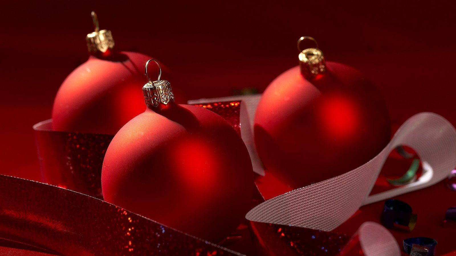 Обои новый год, шары, красные, праздник, рождество, красный фон, новогодние шары, new year, balls, red, holiday, christmas, red background, christmas balls разрешение 1920x1200 Загрузить