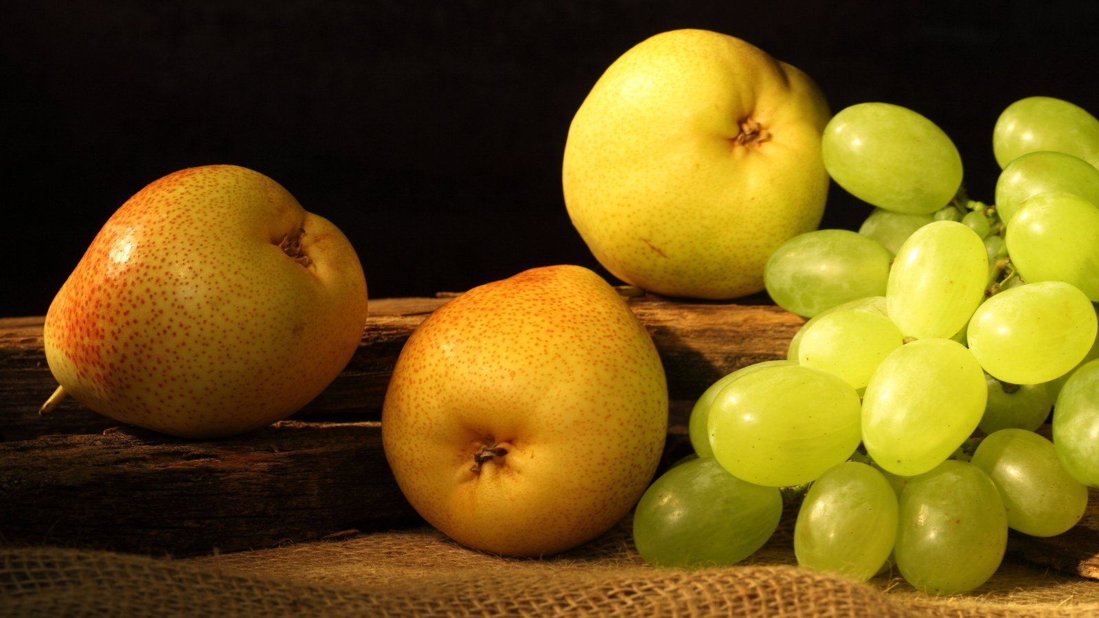 Обои виноград, фрукты, плоды, желтые, груши, pears, мешковина, grapes, fruit, yellow, pear, burlap разрешение 1920x1080 Загрузить