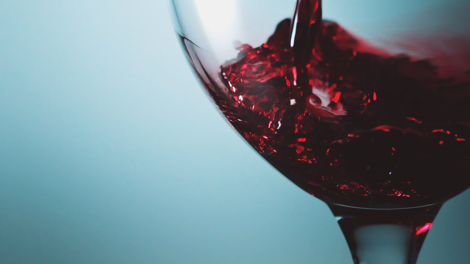 Обои голубой, бокал, вино, вино красное, blue, glass, wine, wine red разрешение 2560x1600 Загрузить