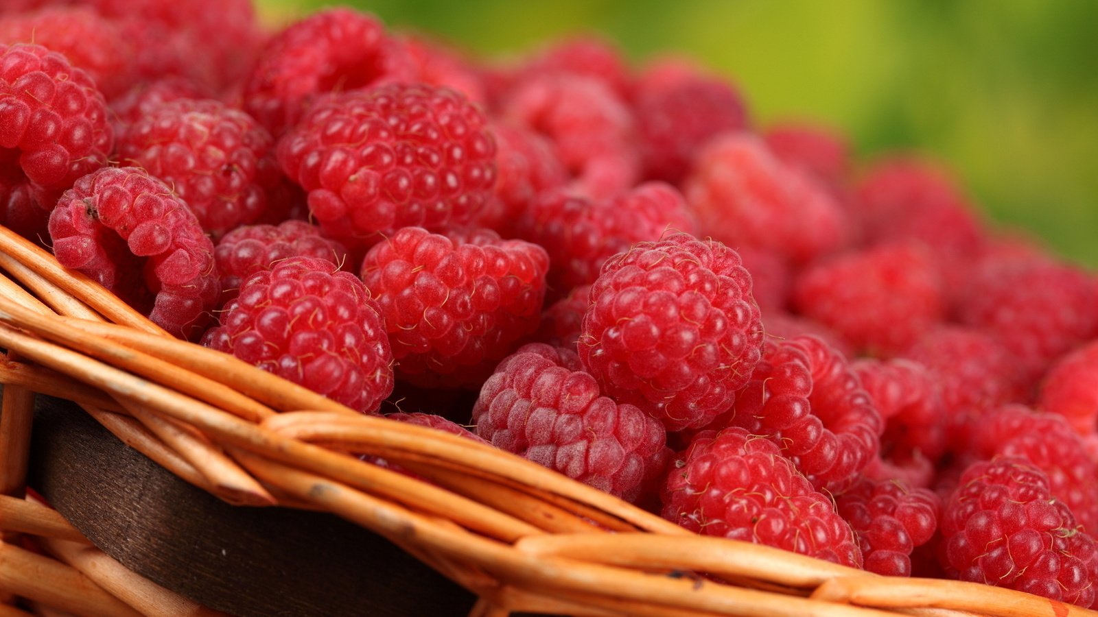 Обои макро, малина, ягоды, корзинка, вкусно, macro, raspberry, berries, basket, delicious разрешение 1920x1080 Загрузить