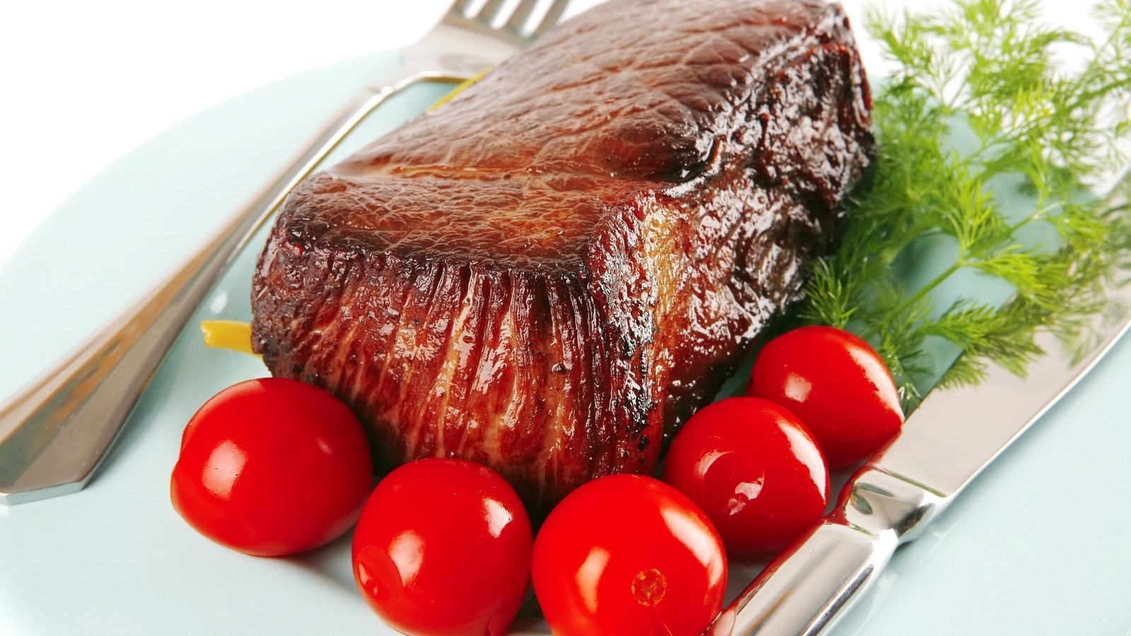Обои вилка, мясо, нож, тарелка, укроп, помидоры, plug, meat, knife, plate, dill, tomatoes разрешение 2560x1600 Загрузить