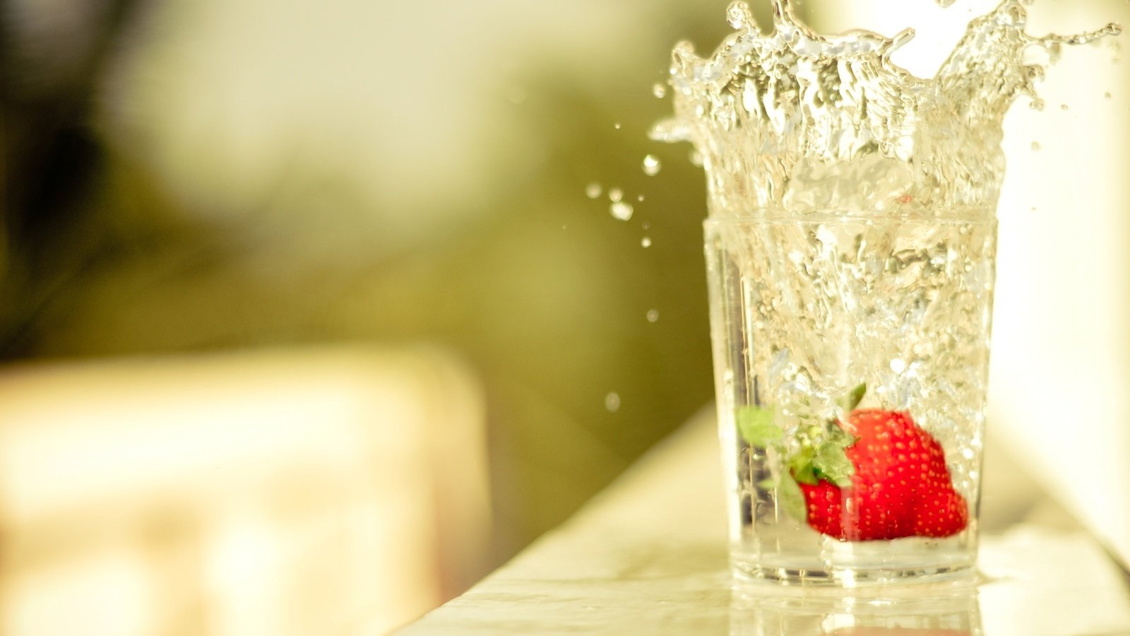 Обои вода, капли, клубника, стол, всплеск, стакан, water, drops, strawberry, table, splash, glass разрешение 2597x1724 Загрузить