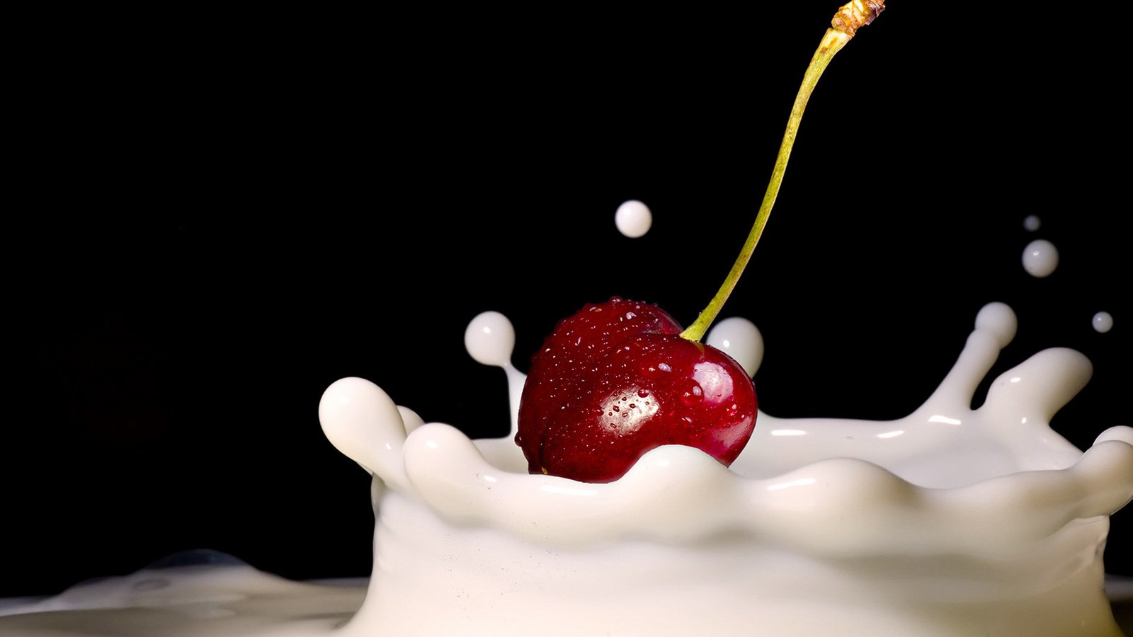 Обои вишня, молоко, cherry, milk разрешение 1920x1200 Загрузить