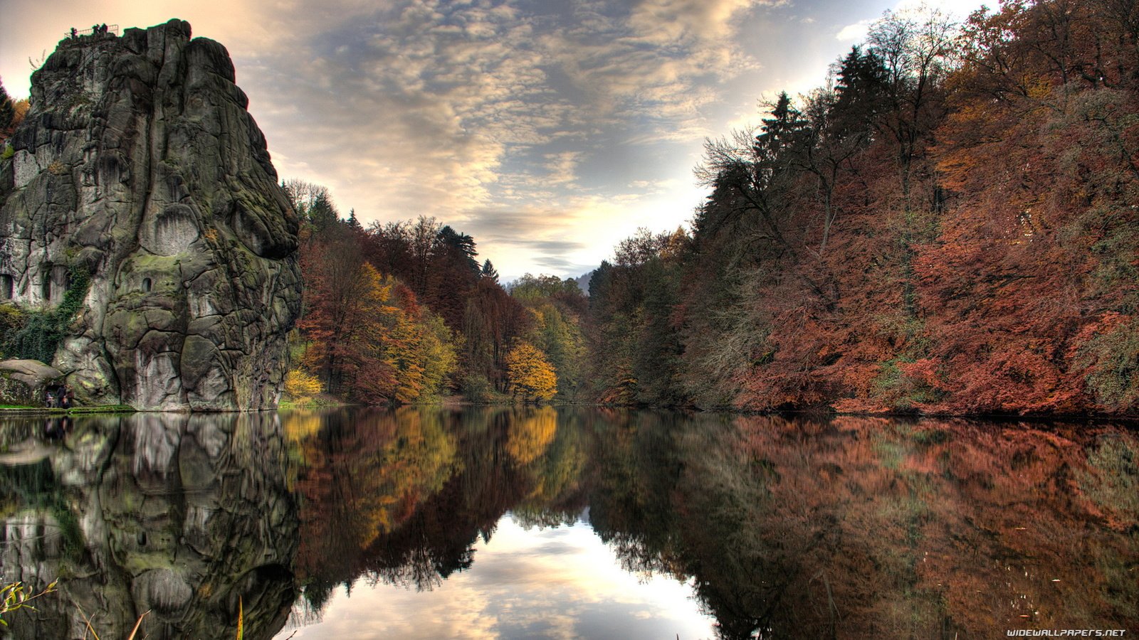 Обои деревья, вода, озеро, скала, осень, trees, water, lake, rock, autumn разрешение 1920x1080 Загрузить