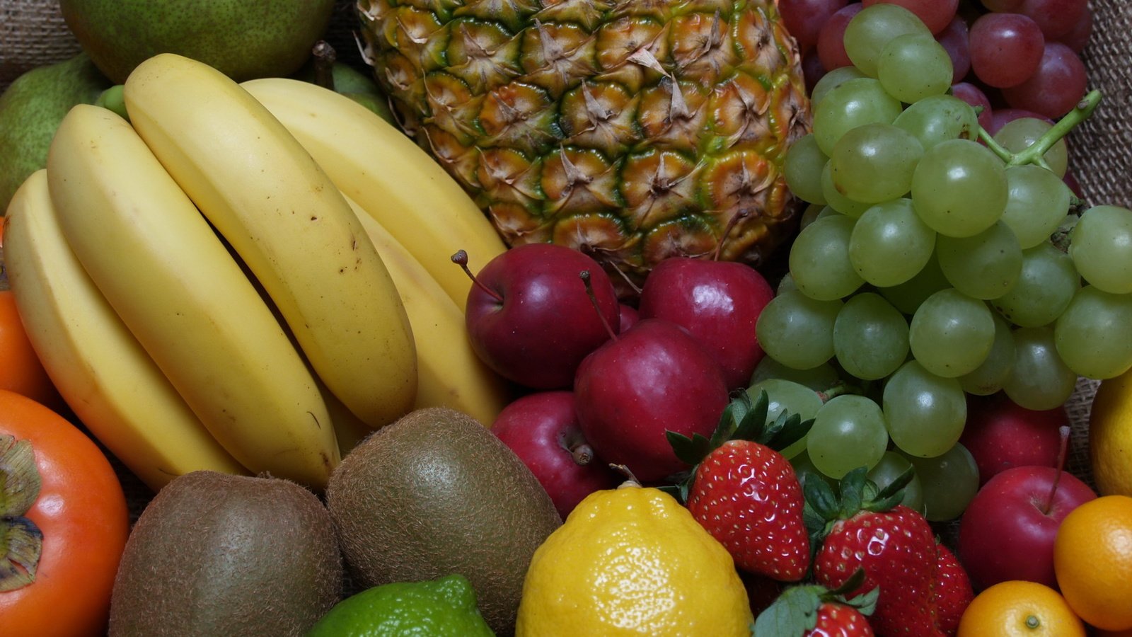 Обои бананы, виноград, ананас, фрукты, хурма, клубника, лимон, ягоды, яблоко, лайм, киви, bananas, grapes, pineapple, fruit, persimmon, strawberry, lemon, berries, apple, lime, kiwi разрешение 1920x1200 Загрузить