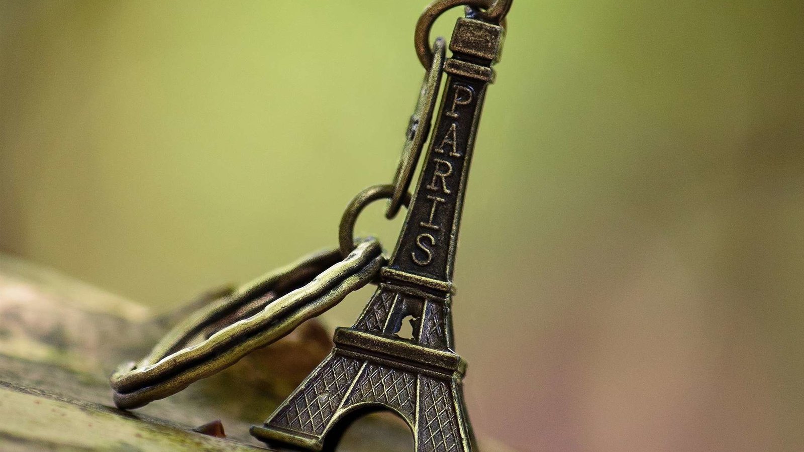 Обои эйфелева башня, брелок, eiffel tower, keychain разрешение 1920x1200 Загрузить