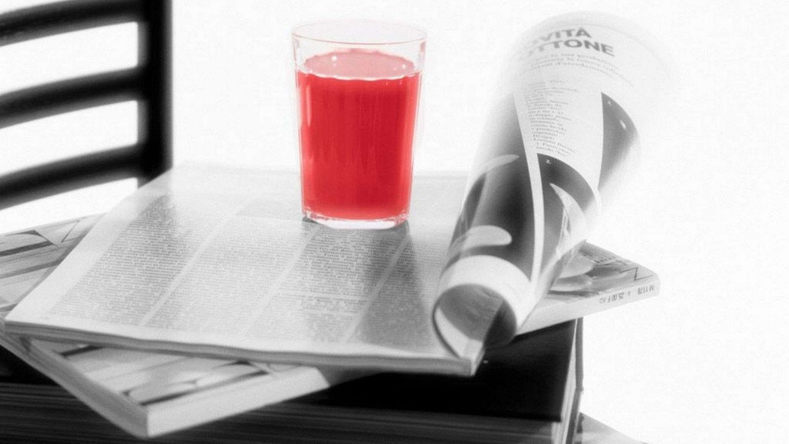 Обои напитки, стакан, сок, томатный сок, журналы, drinks, glass, juice, tomato juice, magazines разрешение 1920x1200 Загрузить