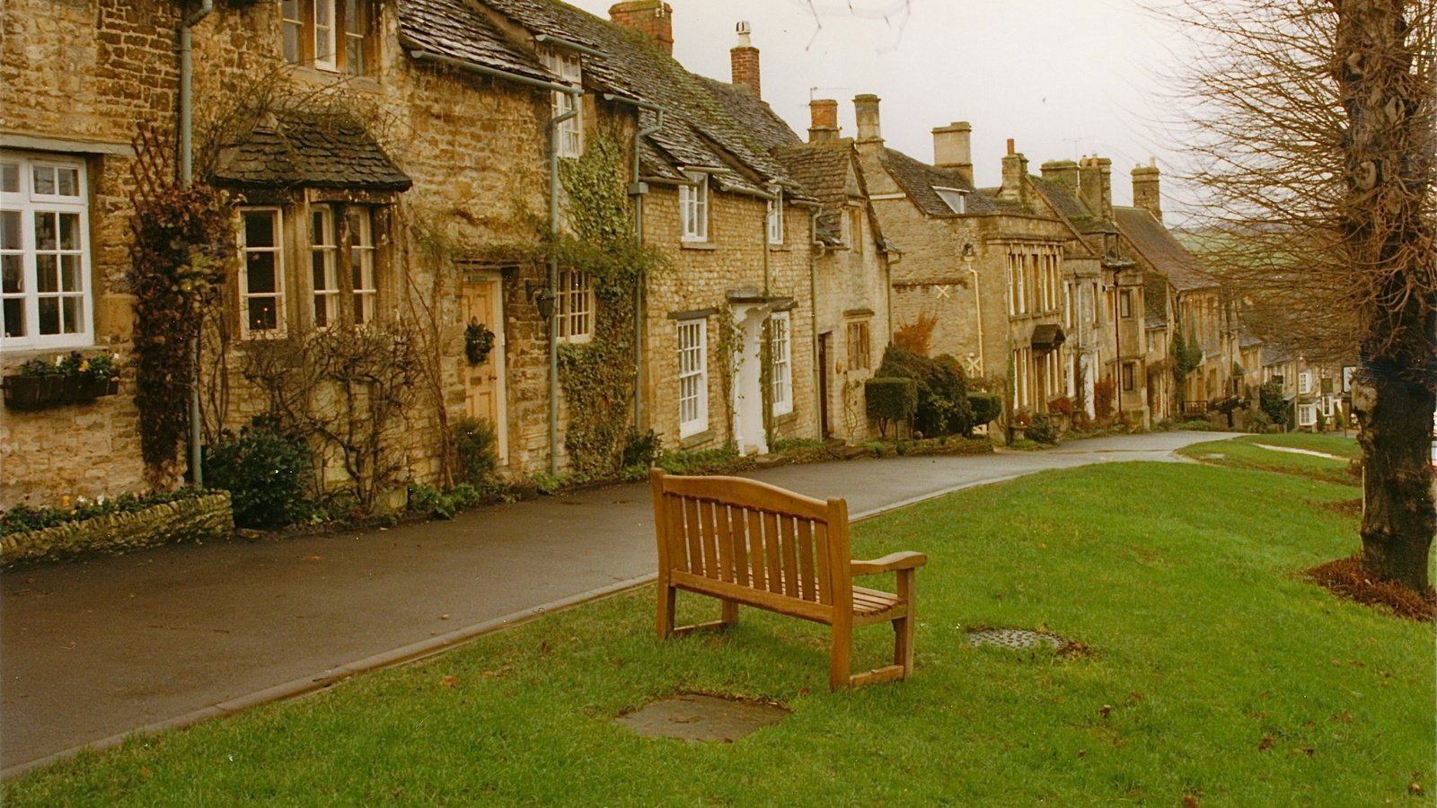 Обои улица, англия, скамейка, street, england, bench разрешение 2370x1411 Загрузить