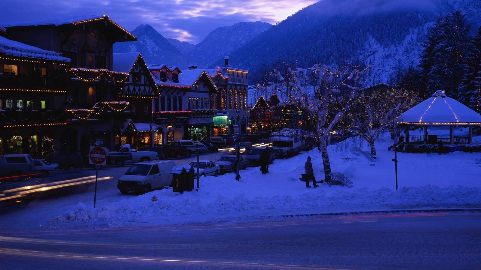 Обои вечер, горы, зима, городок, the evening, mountains, winter, town разрешение 3750x1200 Загрузить