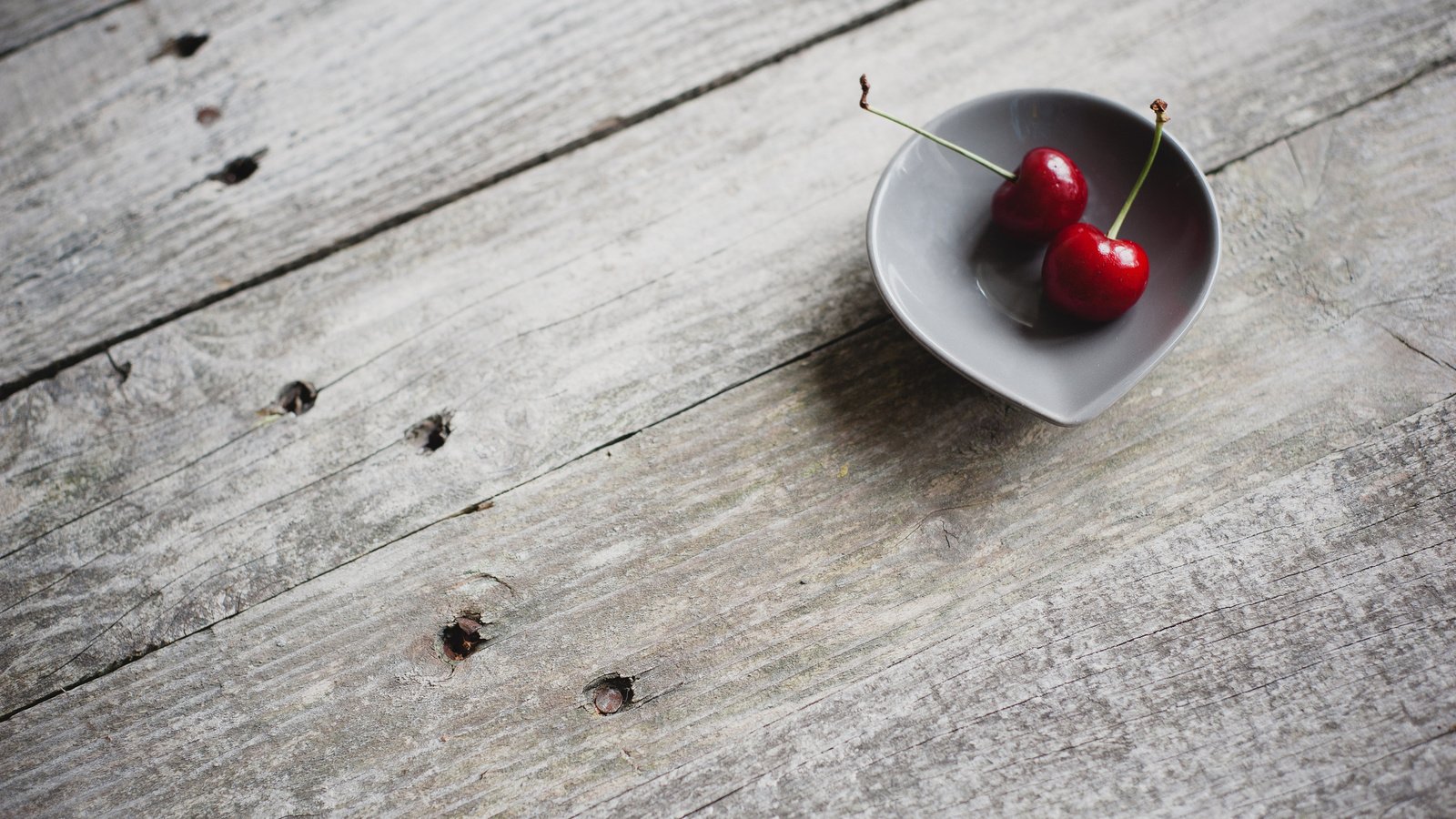 Обои дерево, макро, ягода, доски, черешня, пол, вишня, чашка, tree, macro, berry, board, cherry, floor, cup разрешение 2048x1363 Загрузить