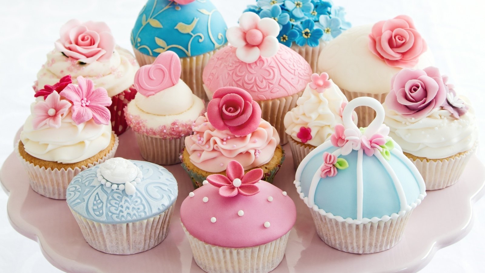 Обои цветы, крем для торта, формы, сердечко, сладкое, десерт, кексы, flowers, cream cake, form, heart, sweet, dessert, cupcakes разрешение 2560x1600 Загрузить
