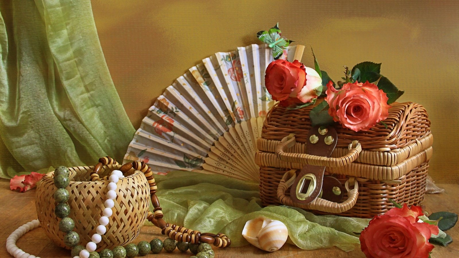 Обои розы, бусы, ракушка, веер, натюрморт, сундучок, roses, beads, shell, fan, still life, chest разрешение 3000x2176 Загрузить