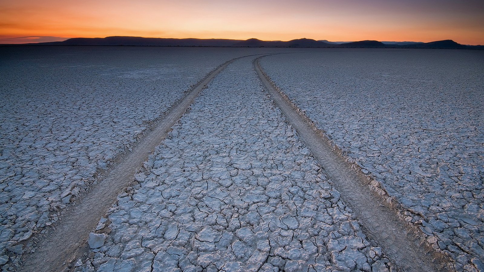 Обои дорога, земля, закат, пустыня, следы, шин, высохшая, road, earth, sunset, desert, traces, tires, dried разрешение 1920x1200 Загрузить