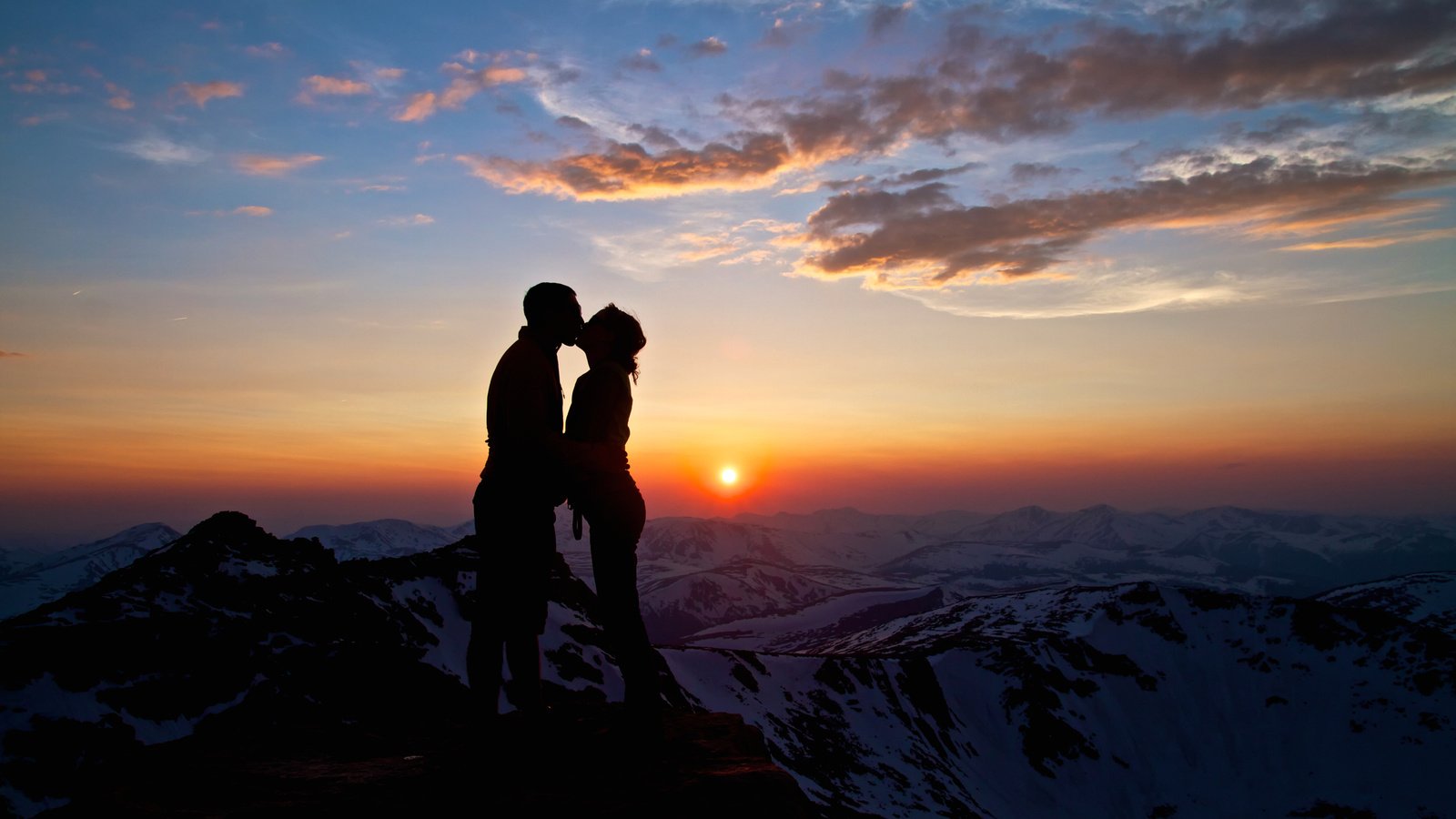 Обои горы, ona, закат, романтика, пара, поцелуй, на, nebo, gory, poceluj, lyubov, mountains, sunset, romance, pair, kiss, on разрешение 2560x1700 Загрузить