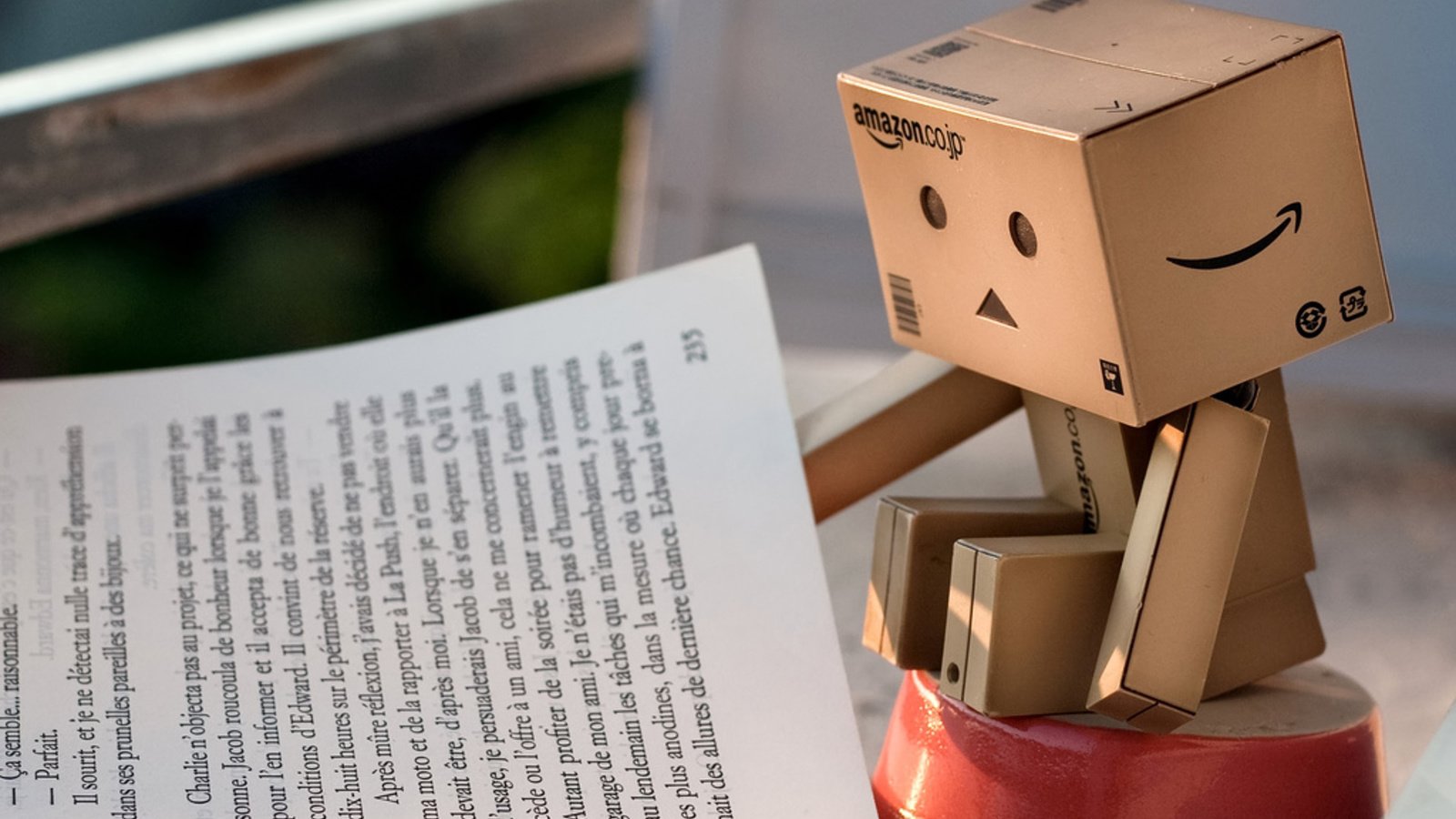 Обои робот, книга, данбо, korobochka, knizhka, картонный человечек, robot, book, danbo, cardboard man разрешение 1920x1200 Загрузить