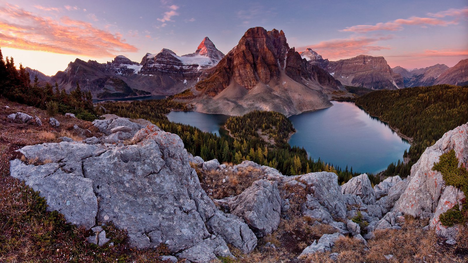 Обои небо, озеро, горы, природа, камни, лес, альпы, mt assiniboine park, sunburst peak, the sky, lake, mountains, nature, stones, forest, alps разрешение 2096x1200 Загрузить