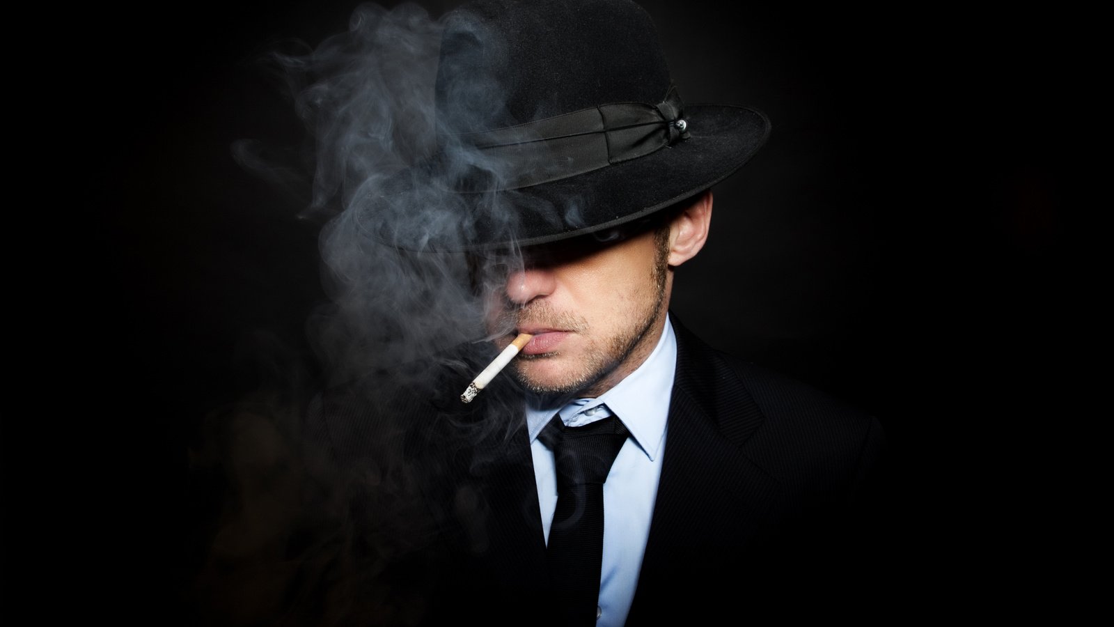 Обои черный фон, костюм, мужчина, сигарета, шляпа, галстук, black background, costume, male, cigarette, hat, tie разрешение 2880x1800 Загрузить