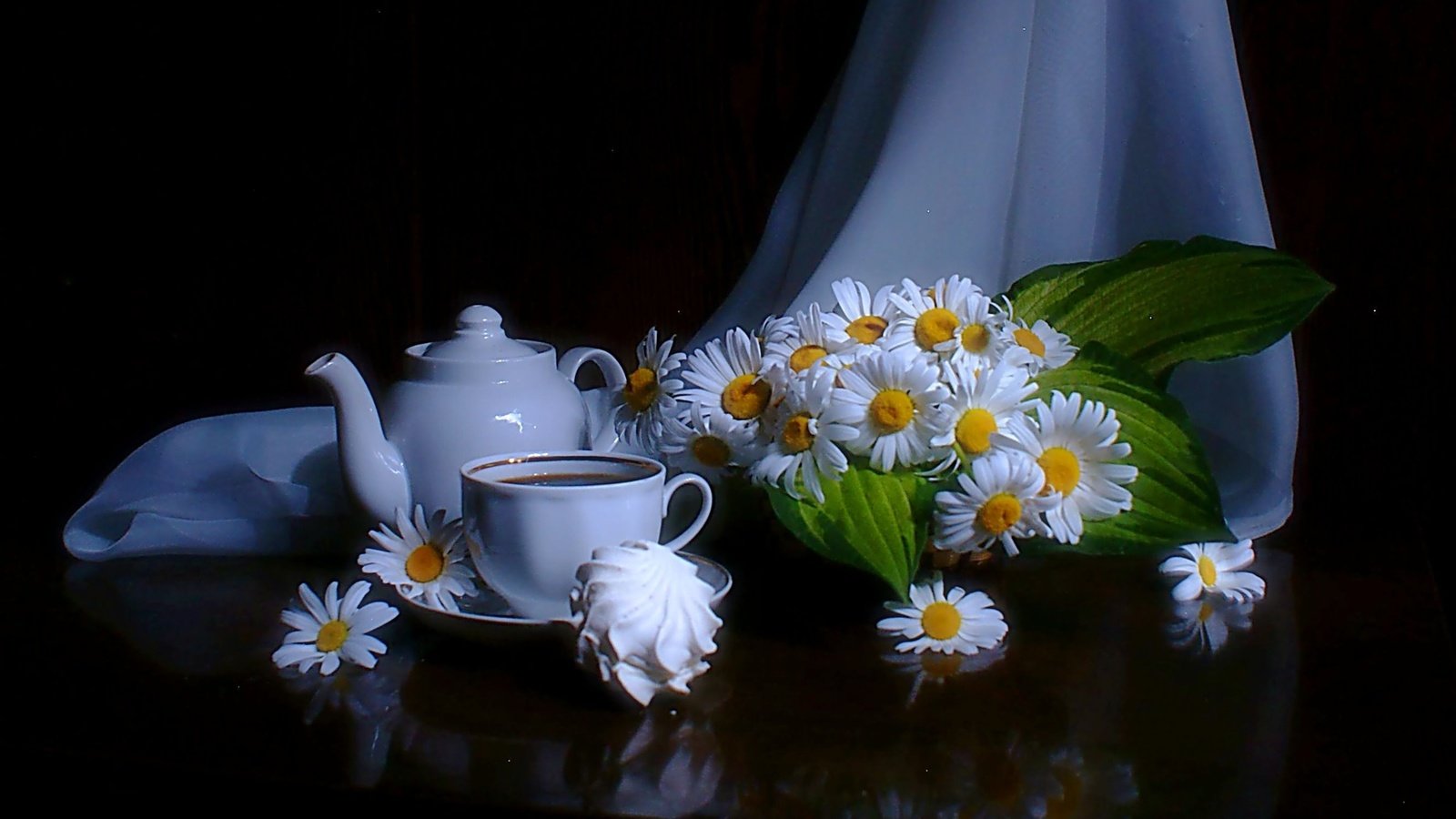 Обои ромашки, черный фон, чашка, чай, чайник, зефир, chamomile, black background, cup, tea, kettle, marshmallows разрешение 2048x1213 Загрузить