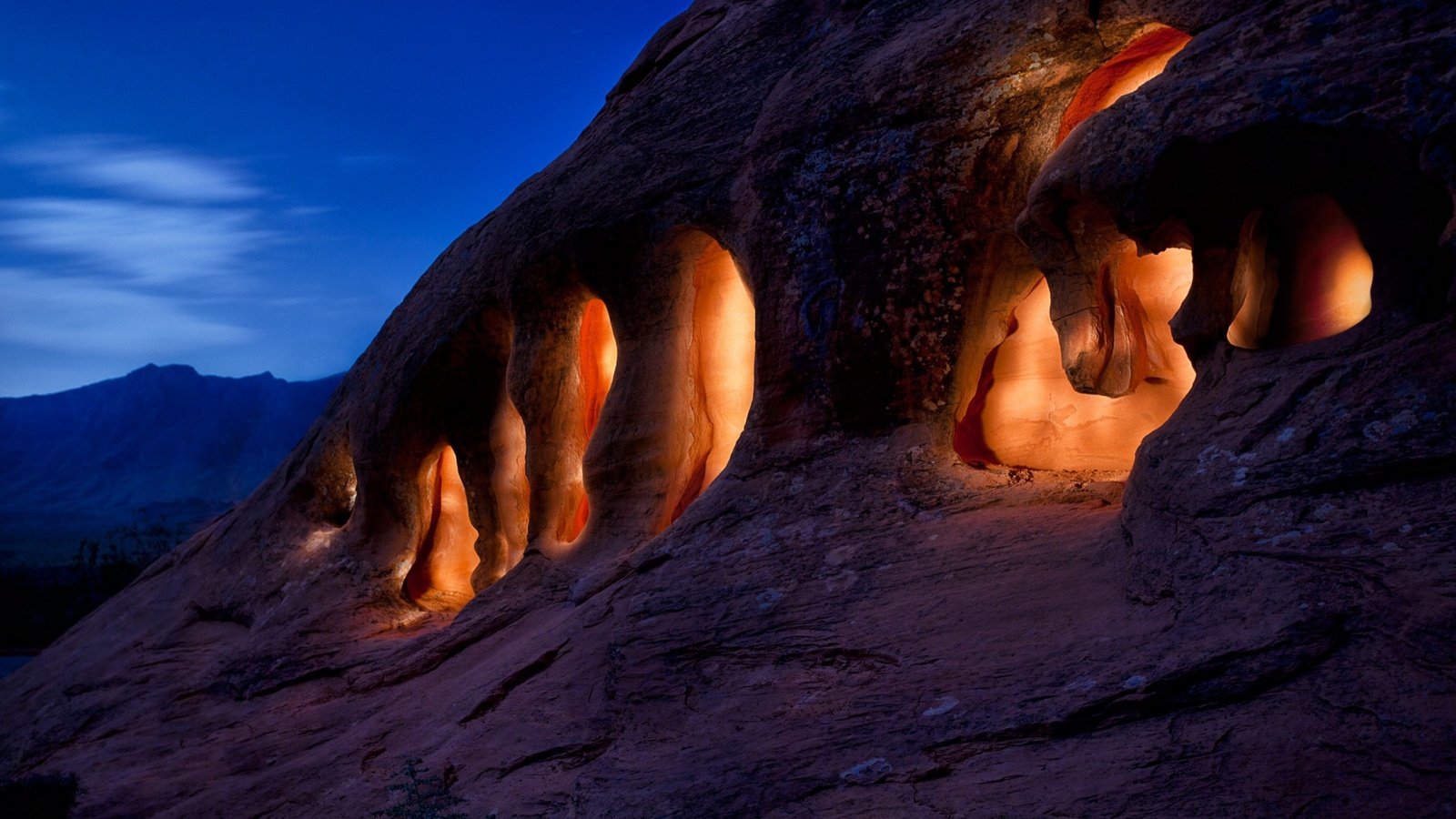 Обои свет, ночь, скала, сша, пещера, невада, светящиеся пещеры, light, night, rock, usa, cave, nevada, glowing caves разрешение 1920x1080 Загрузить