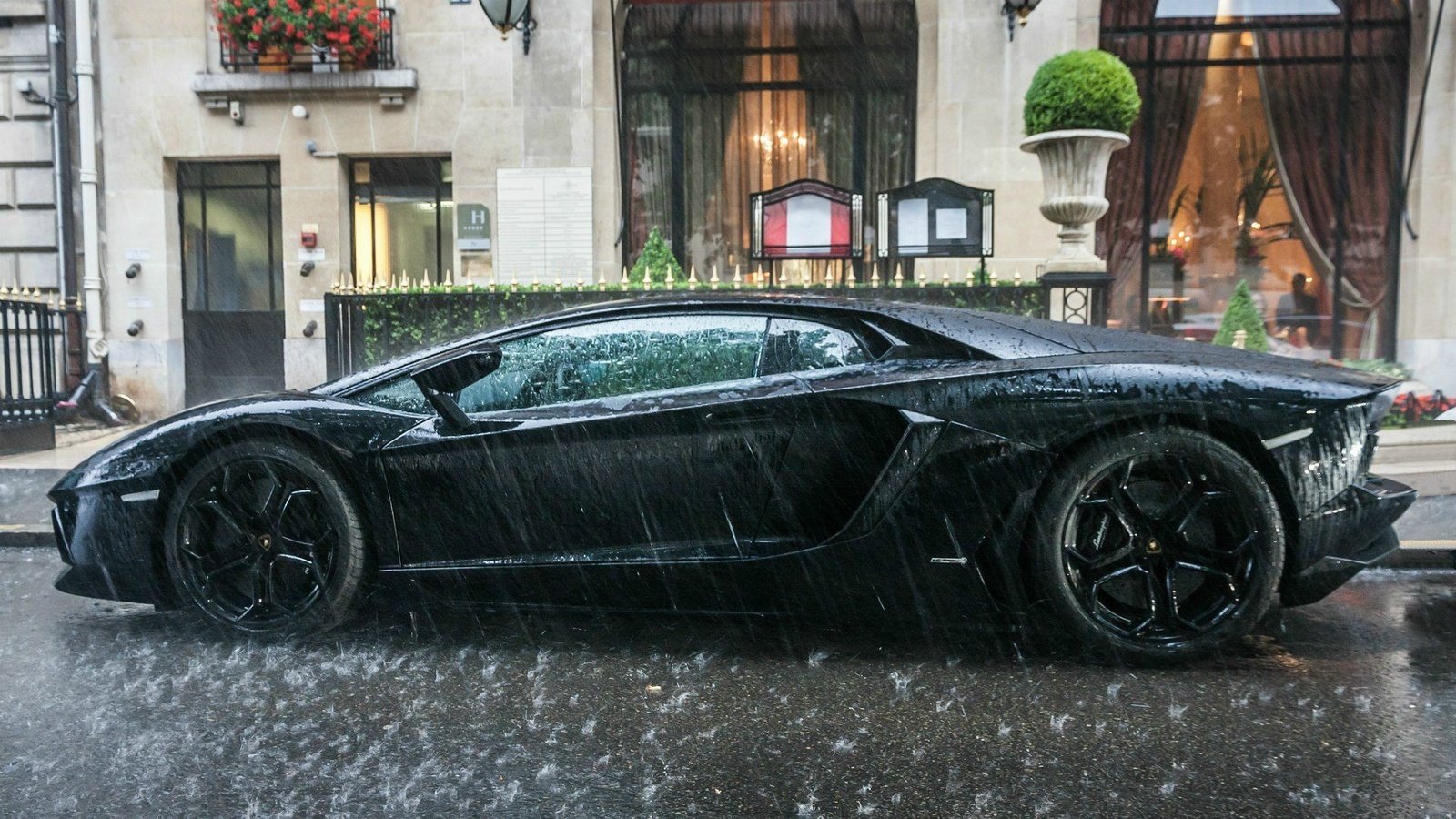 Обои lamborghini aventador под дождем, lamborghini aventador in the rain разрешение 1920x1080 Загрузить