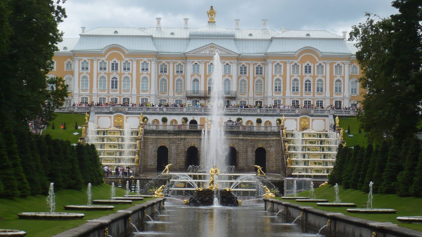 Обои лето, петергоф, фонтаны. центральный каскад, туристы., экскурсия, summer, peterhof, fountains. the central cascade, tourists., excursion разрешение 2560x1600 Загрузить