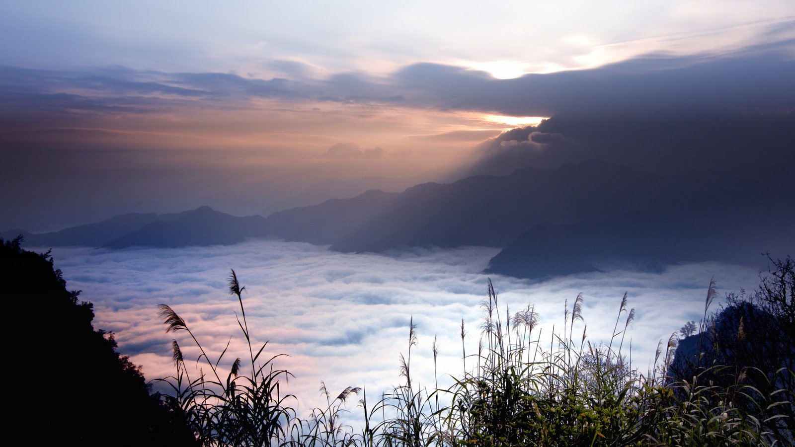 Обои небо, горы, туман, тайвань, дымка, the sky, mountains, fog, taiwan, haze разрешение 1920x1200 Загрузить