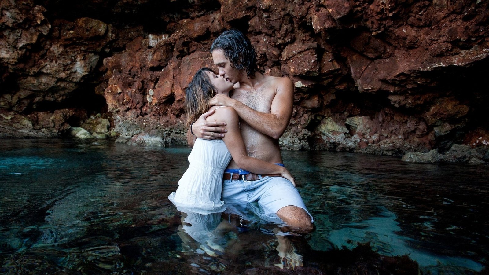 Обои вода, камни, девушка, парень, любовь, пара, поцелуй, water, stones, girl, guy, love, pair, kiss разрешение 1920x1080 Загрузить