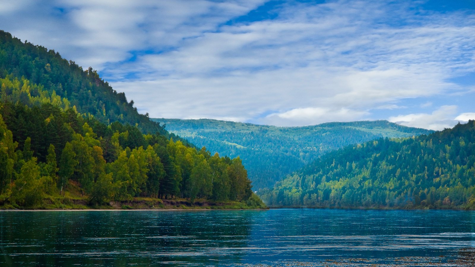 Обои горы, зеленые, река в горных, массивах, отражение. в реке, mountains, green, river in the mountain, arrays, reflection. in the river разрешение 1920x1080 Загрузить