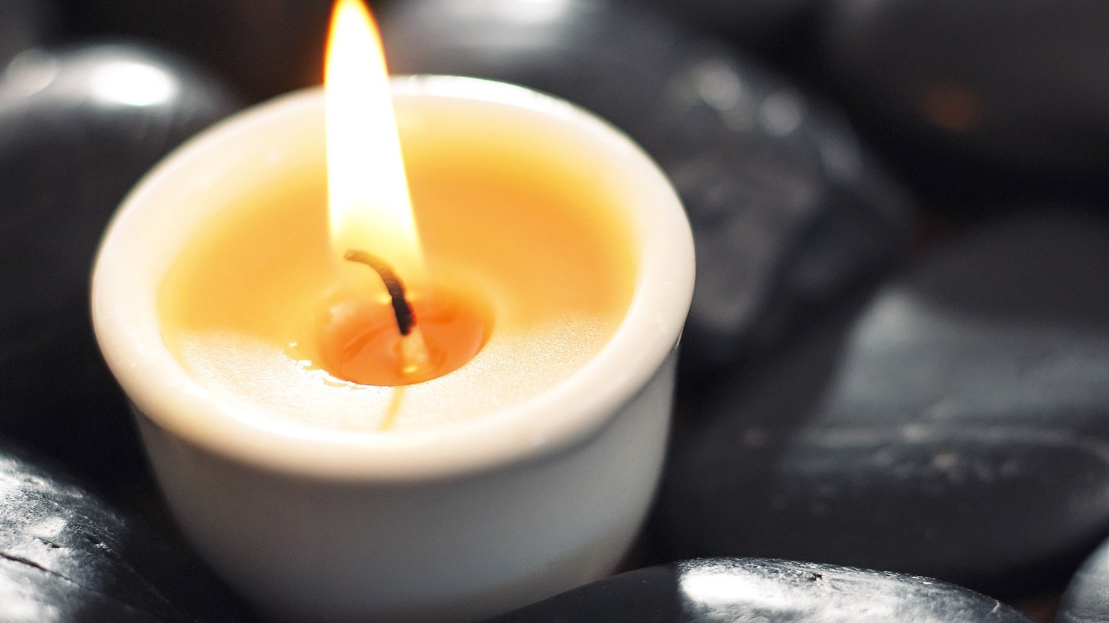 Обои широкоформатное фото свечи в стиле макро, wide angle photo of a candle in the macro style разрешение 2560x1600 Загрузить