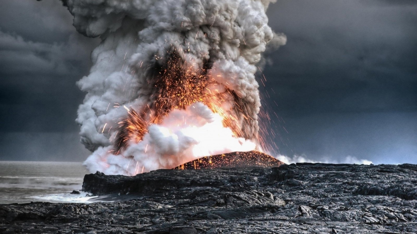 Обои извиржение вулкана, лава и пепел, izverzhenie volcano, lava and ash разрешение 1932x1208 Загрузить