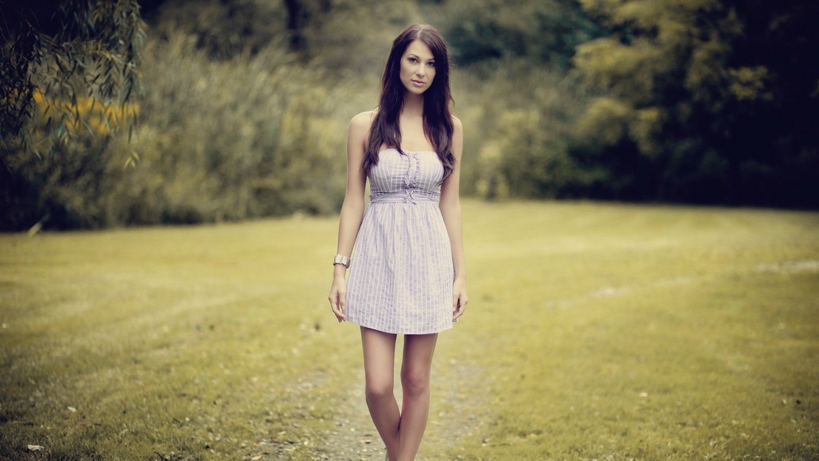 Обои природа, девушка, платье, поза, брюнетка, взгляд, ножки, nature, girl, dress, pose, brunette, look, legs разрешение 1920x1080 Загрузить