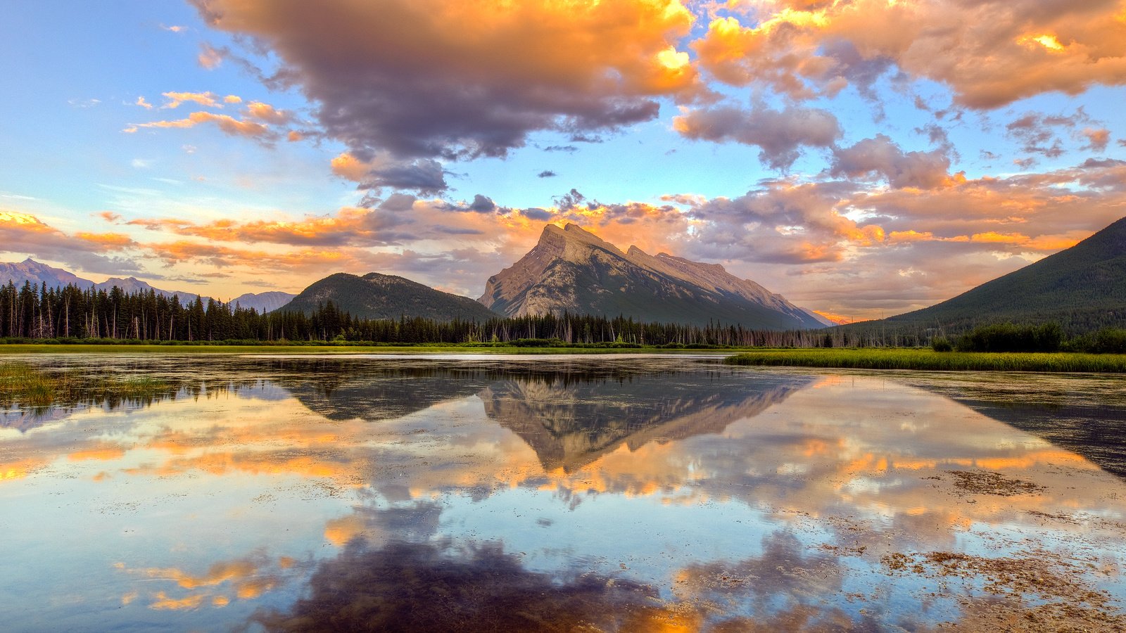 Обои небо, канада, облака, вечер, озеро, горы, лес, закат, отражение, the sky, canada, clouds, the evening, lake, mountains, forest, sunset, reflection разрешение 2560x1600 Загрузить