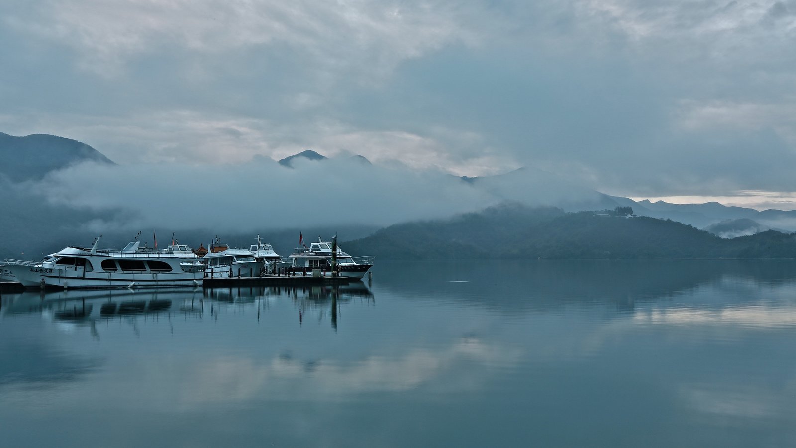 Обои горы, туман, лодки, залив, mountains, fog, boats, bay разрешение 2048x1144 Загрузить