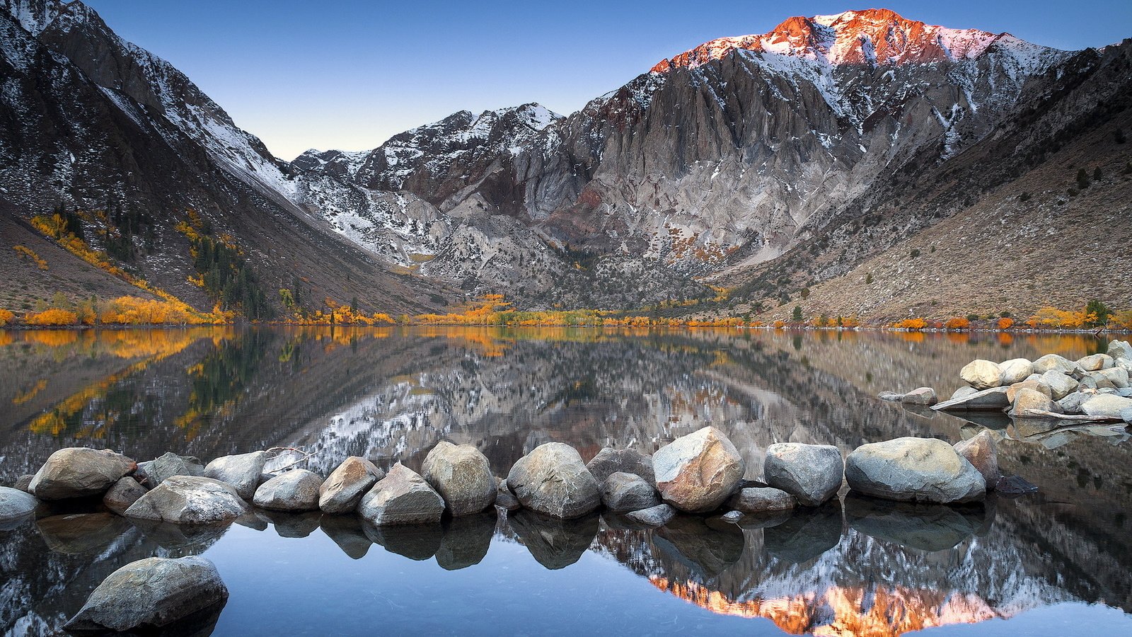 Обои озеро, горы, природа, камни, отражение, пейзаж, снежные вершины, lake, mountains, nature, stones, reflection, landscape, snowy peaks разрешение 1920x1200 Загрузить