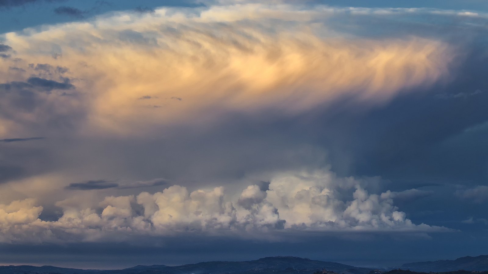 Обои небо, облака, холмы, пейзаж, италия, поселок, the sky, clouds, hills, landscape, italy, the village разрешение 1920x1200 Загрузить